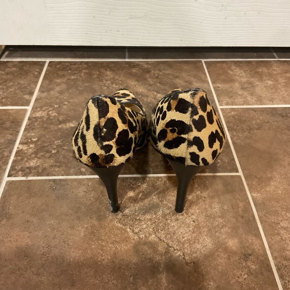 Gianni Bini Leopard Calf Hair Pump Heels Size 8 - Picture 3 of 6